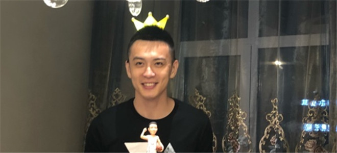 杨鸣晒照为自己庆生:这小伙生日快乐
