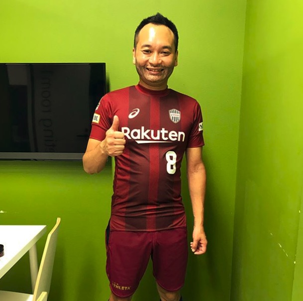 伊涅斯塔回国接家人，东京FC请山寨版小白“冒充”