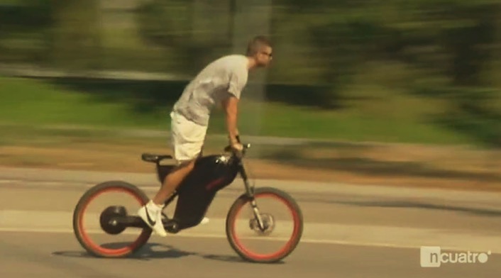 GIF：追风少年！皮克骑电瓶车参加训练，没戴头盔