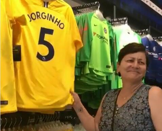 儿子衣服在旗舰店售卖，若日尼奥妈妈感到非常骄傲