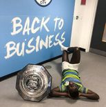 门迪晒“躺冠”图：踢90分钟拿一座奖杯的感觉太累了