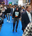 纪录片首映仪式，德布劳内拄拐出席现场