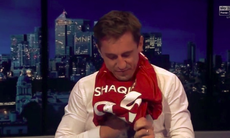 赌输了！打赌输给卡拉格，内维尔穿上沙奇里球衣