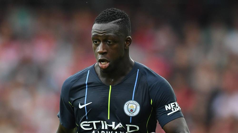 GIF：低级失误！门迪手抛球脚进线吃到黄牌