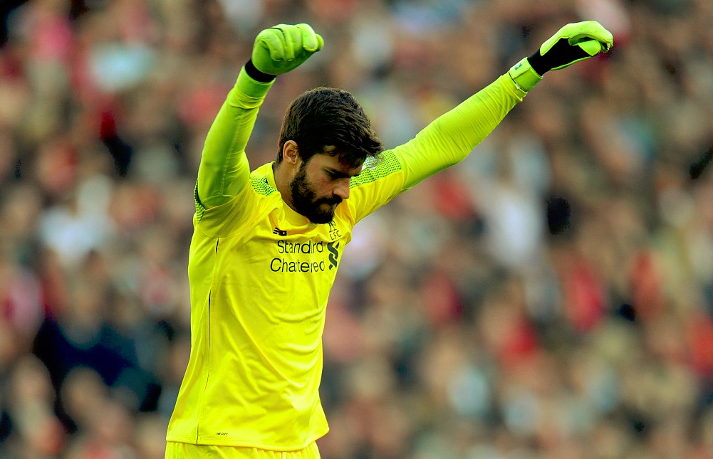 GIF：脚法出众，阿利松挑球过人化解危机