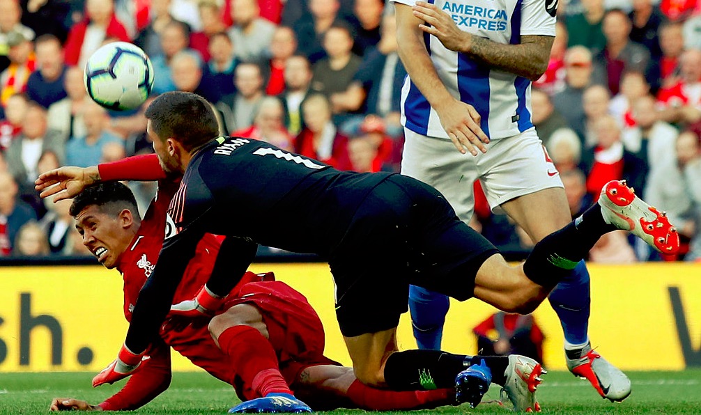 GIF：菲尔米诺与门将发生冲撞，短暂接受治疗