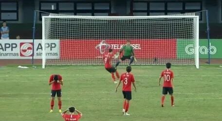 GIF：揪心！韩国获点，孙兴慜背身不敢看队友主罚