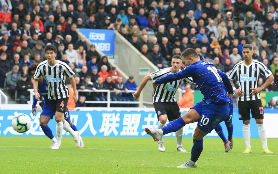 GIF：阿隆索造点，阿扎尔点射为蓝军打破僵局