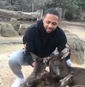 入鄉隨俗！埃里克-戈登在澳洲動物園喂小袋鼠