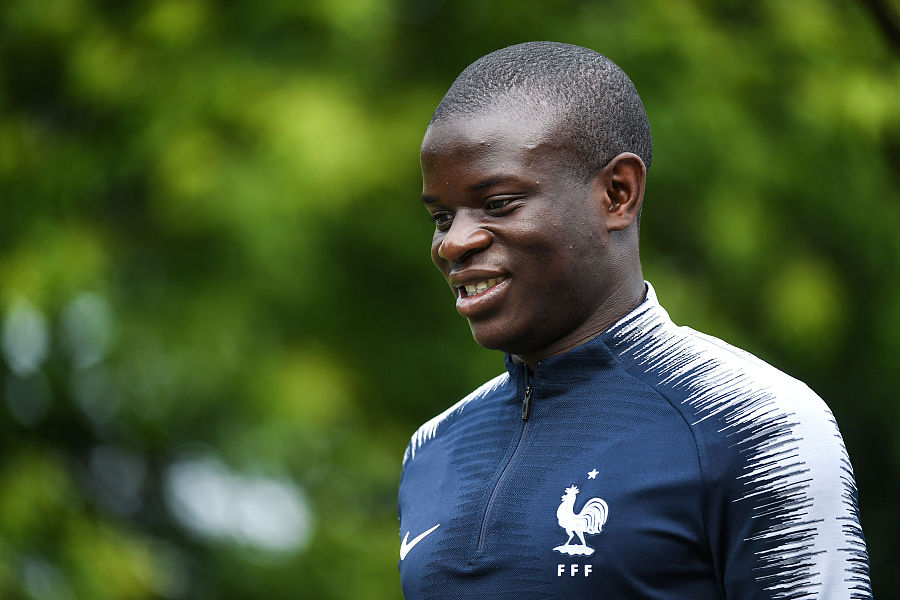 德尚助教：坎特又腼腆脾气又好，我从没见他生过气