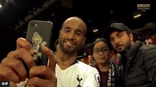 GIF：沾沾喜气，<a href=https://www.310bf.com/tags-%E6%9B%BC%E8%81%94-0.html target=_blank class=infotextkey>曼联</a>球迷找小卢卡斯合影