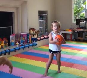 溫馨時刻！戈登-海沃德與小女兒在家玩傳球