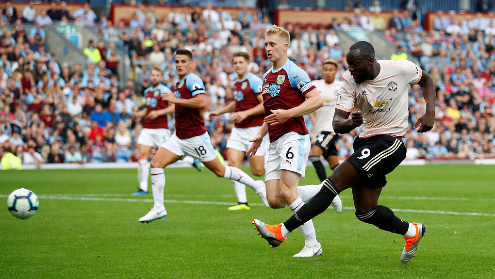 GIF：错失戴帽良机，卢卡库单刀推射偏出门柱