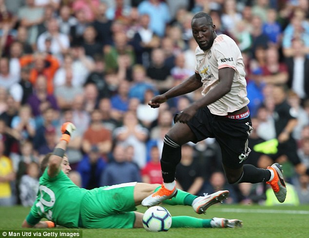 提前过节？对阵伯恩利之战，卢卡库圣诞短裤成亮点