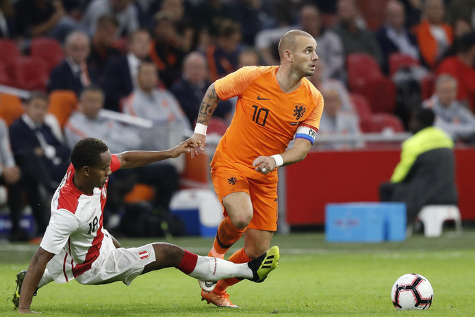 Sneijder: This is my last battle in orange suit. I enjoy the game every second.