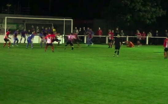 追平凯恩萨拉赫！英国第九级别联赛门将已打进两粒绝平球