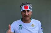 完美融入，贝蒂斯主帅佩戴乾贵士赠送的日本必胜头巾