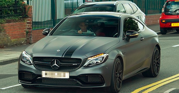 喜提新车！利物浦小将阿诺德开奔驰轿跑去训练