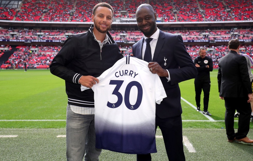 大战前迎贵客，库里来到热刺主场获赠30号球衣