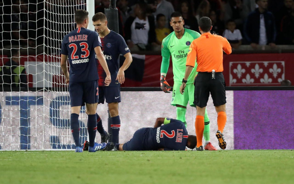 法媒：蒂亚戈-席尔瓦在联赛拉伤大腿，但仍可能出战利物浦