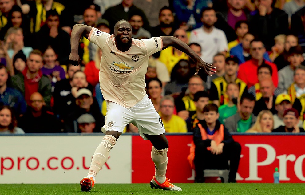 GIF：沃特福德防线失误，卢卡库包抄破门