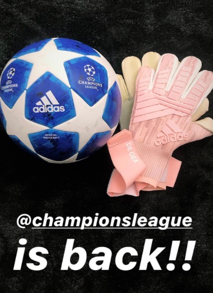 骚气满满，德赫亚迎接欧冠，秀粉色手套