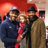 一图流：奥巴梅扬秒成追星迷弟，阿森纳两代14号同框