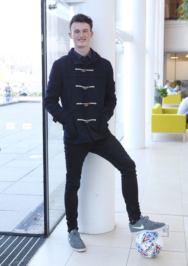 德罗巴帮助一年轻人进入FIFA颁奖典礼现场，合影众多球星