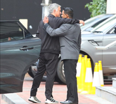 训练归来，穆里尼奥在酒店拥抱了行李员