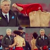 难得一见！安切洛蒂赛后拿了萨拉赫球衣