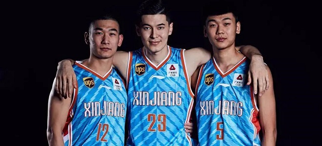 阿不都沙拉木晒与新人合影:今天带他们加练一波