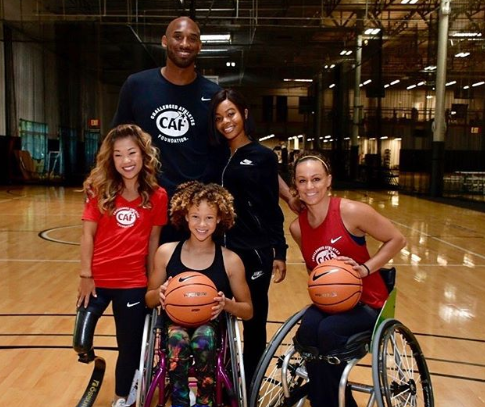 腾讯视频 nba. 与残疾人篮球运动员合影:她们激励了我