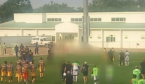 纳比-凯塔在国家队比赛中大腿受伤，被队友搀扶下场