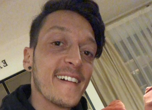 厄齐尔推特问答：最佳队友<a href=https://www.310bf.com/tags-C%E7%BD%97-0.html target=_blank class=infotextkey>C罗</a>，最佳对手<a href=https://www.310bf.com/tags-%E6%A2%85%E8%A5%BF-0.html target=_blank class=infotextkey>梅西</a>