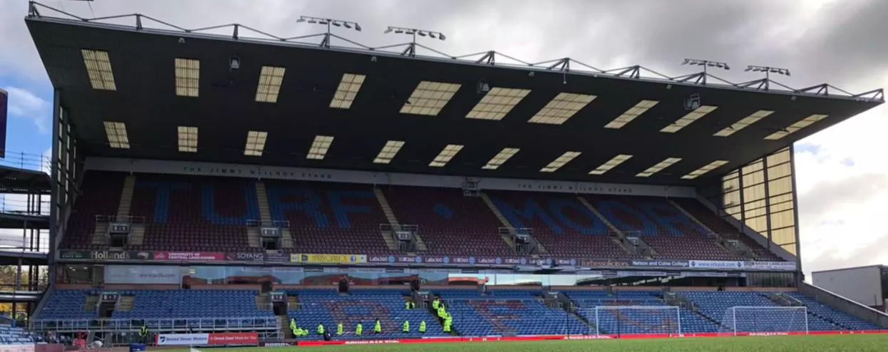 GIF：<a href=https://www.310bf.com/tags-%E5%88%87%E5%B0%94%E8%A5%BF-0.html target=_blank class=infotextkey>切尔西</a>伯恩利赛前为两事件进行默哀仪式