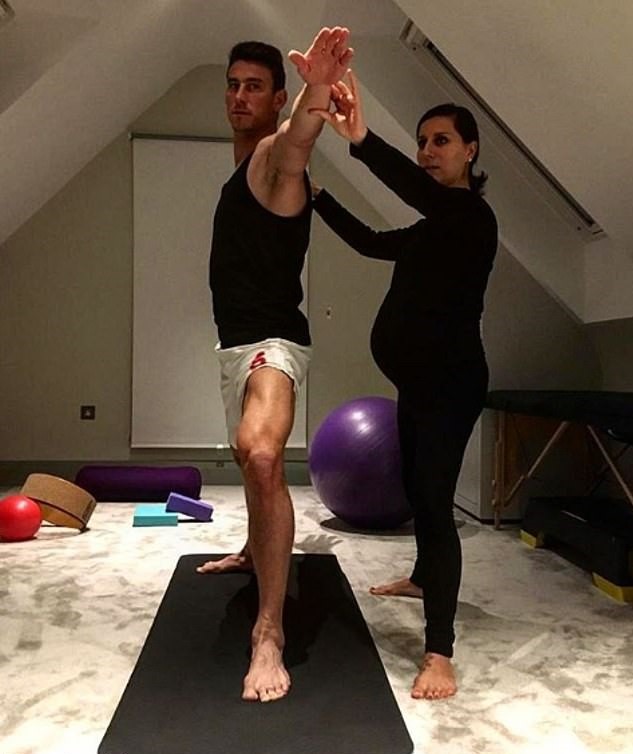 为加快恢复，枪手队长科斯切尔尼练习瑜伽