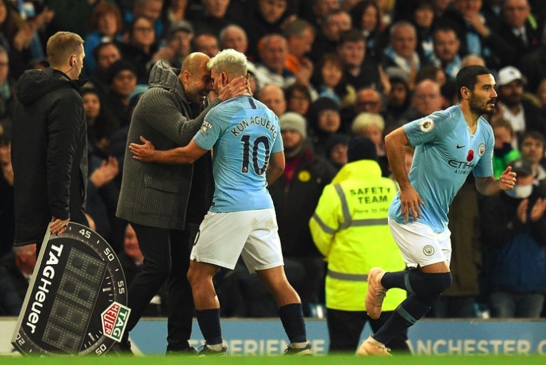 曼晚记者：阿圭罗被换下时腿筋有小伤，赛后绑着裹伤胶带