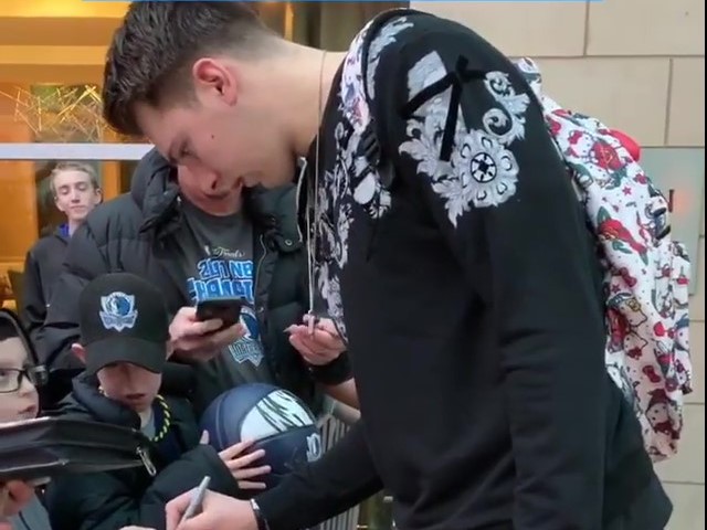 贴心！东契奇为等候的球迷签名