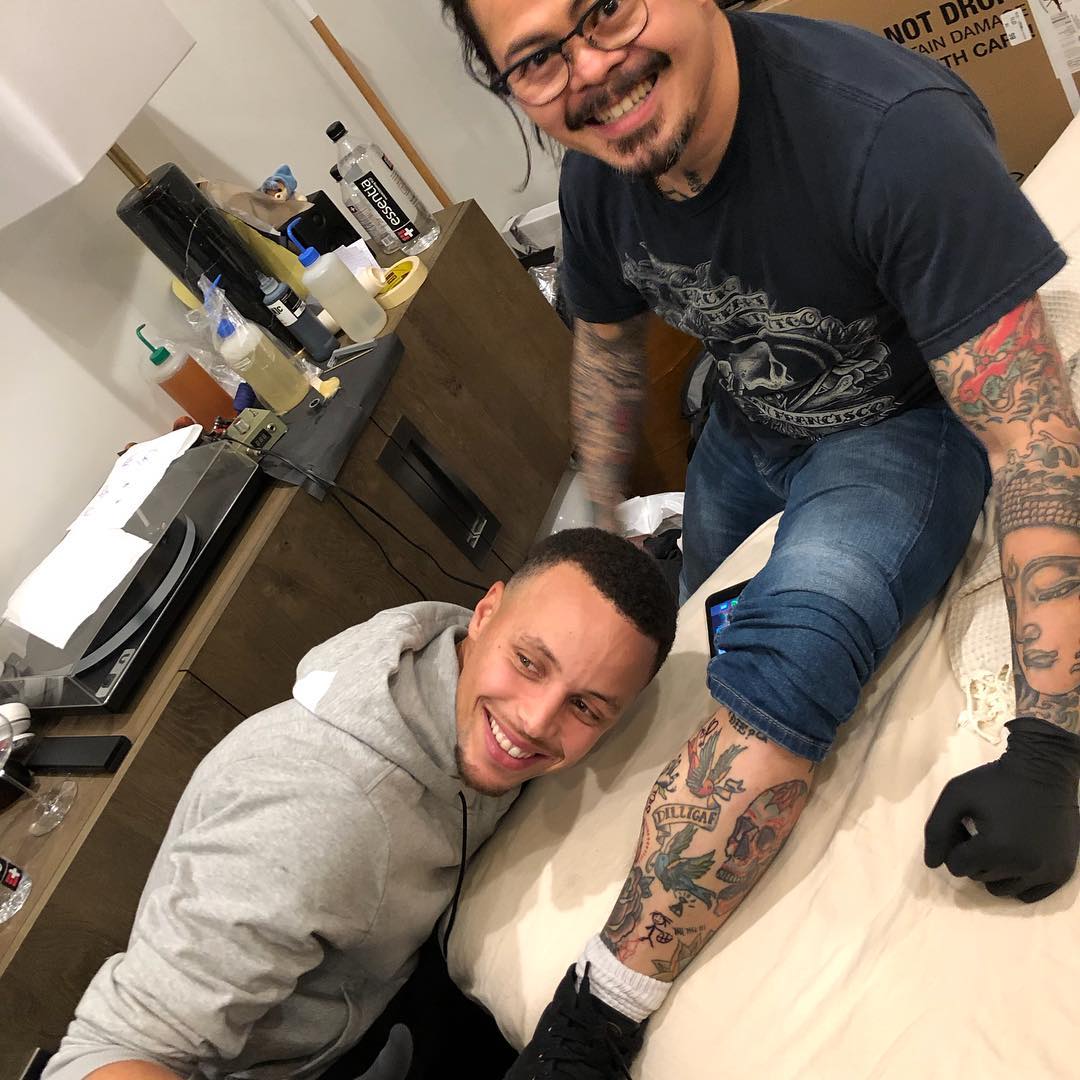 文身小哥上线！库里亲自动手体验文身艺术
