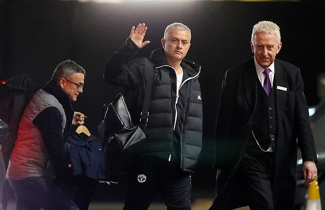 低调出行，穆里尼奥身穿<a href=https://www.310bf.com/tags-%E6%9B%BC%E8%81%94-0.html target=_blank class=infotextkey>曼联</a>运动服外出就餐