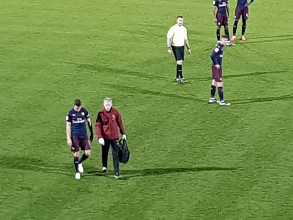 科斯切尔尼踢U23复健，却在比赛结束前一瘸一拐下场