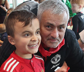 暖！曼联邀请患绝症的球迷造访基地过圣诞合影球星