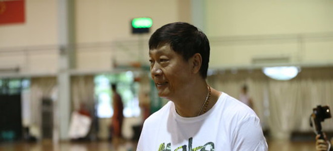 赢球心情好！李秋平赛后亲自为斯科拉整理衣领