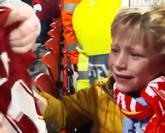 萨拉赫欧冠赛后赠球衣，小球迷激动流泪