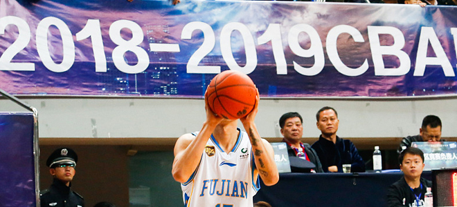陈林坚给自己“开会”：篮筐打坏了明天修