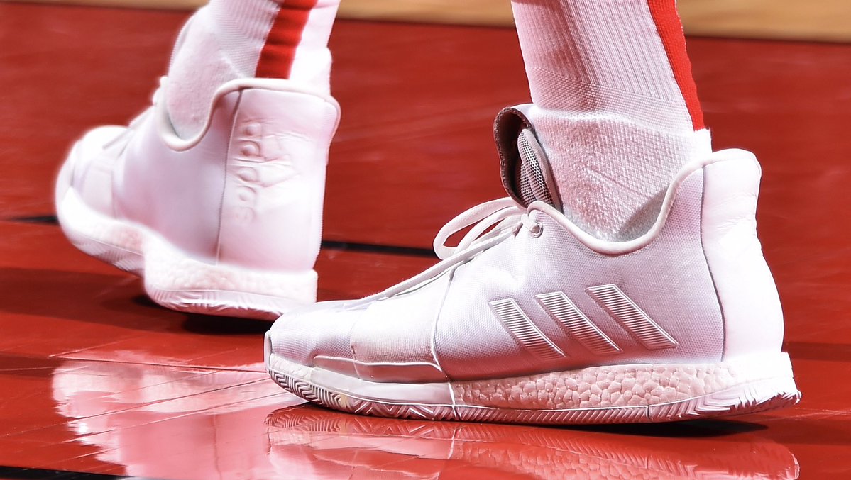 今日常规赛上脚球鞋一览：哈登上脚纯白配色Harden Vol.3