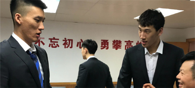 广东众将身着西装抵达球场，易建联将复出