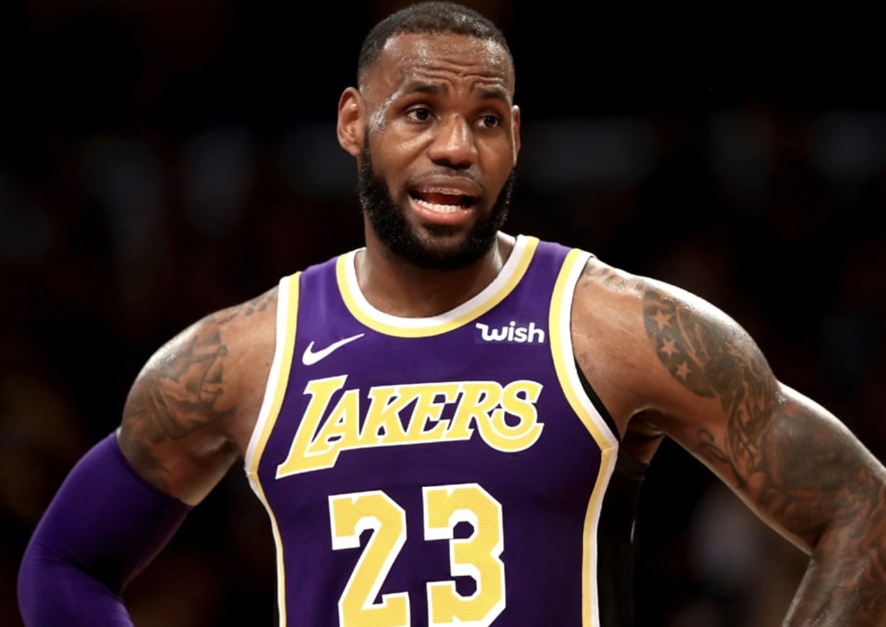 Woj:湖人准备让詹姆斯缺席众场比赛进走恢复