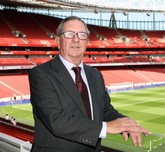 曾任命温格的前主席去世，阿森纳将在之后两场佩戴黑纱