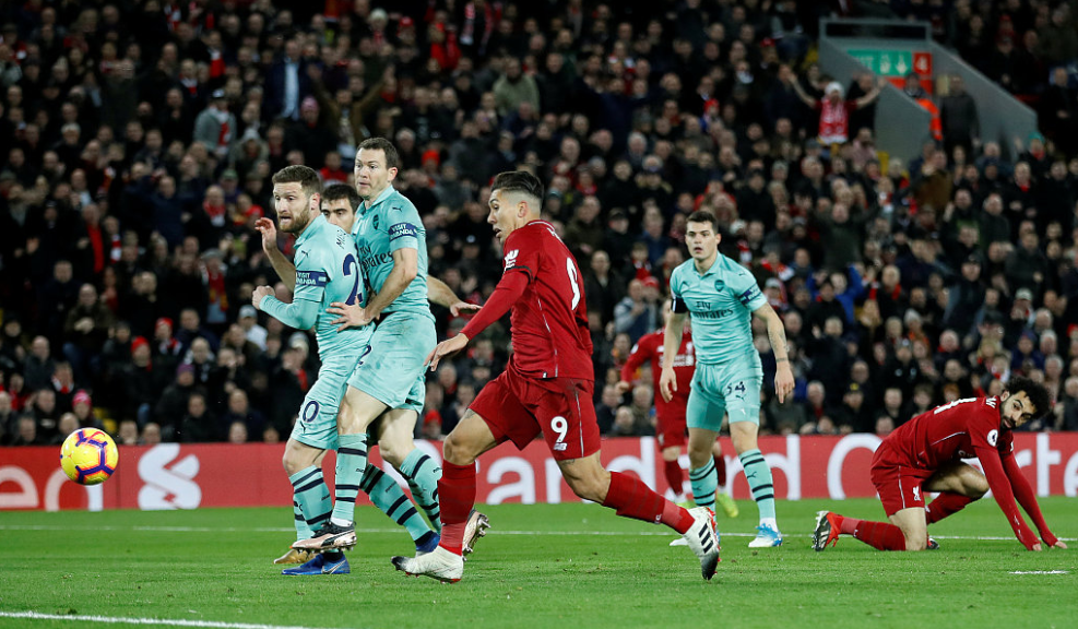 GIF：枪手解围失误，菲尔米诺笑纳空门大礼